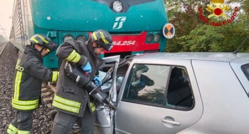 Auto travolta da un treno al passaggio livello, nessuno a bordo