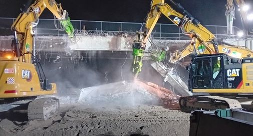 Smantellato in due ore il cavalcavia di via Gonelle a Cessalto