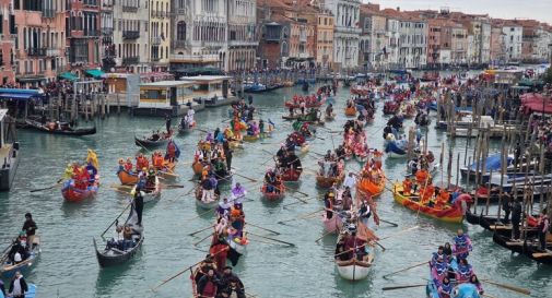 Carnevale Venezia, festa aperta da saltimbanchi e maghi 