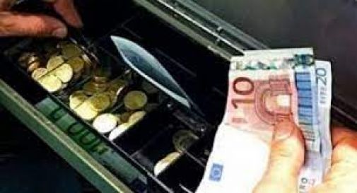 Altivole, rubano cento euro dal registratore di cassa di un negozio: denunciati