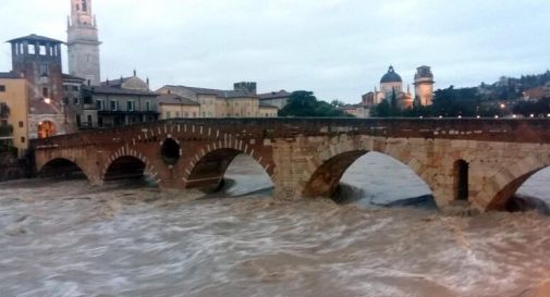 Si getta nel fiume per scappare dopo il tentativo di scassinare un bar: in corso le ricerche 