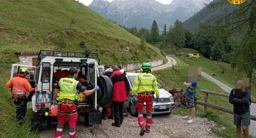 Scende in bici dal sentiero, cade e si frattura una caviglia