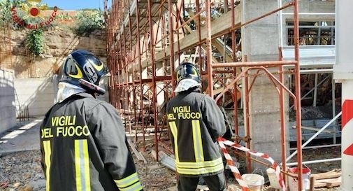 Crolla il solaio di un edificio in costruzione: feriti 4 operai, uno è grave