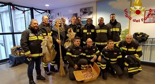 Calze della Befana dai Vigili del Fuoco per i bambini ricoverati in ospedale