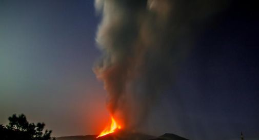 Etna, eruzione: fontana di lava notturna, nube alta oltre 8 km