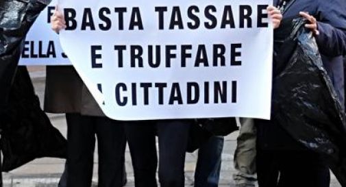 Banca Etruria, protesta risparmiatori davanti la casa del Padre del Ministro Boschi