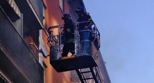 Pesa 220 chili e non riesce a uscire per andare in ospedale: evacuato dal balcone