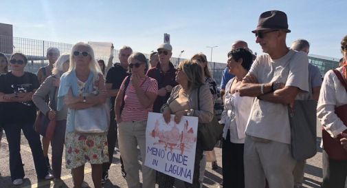 Protesta del gondoliere, cittadini lo accompagnano dai vigili 