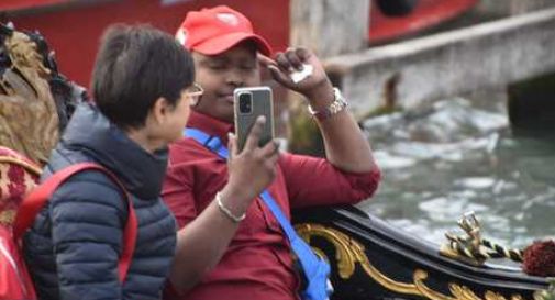 Giovane malato corona il sogno di un giro in gondola a Venezia