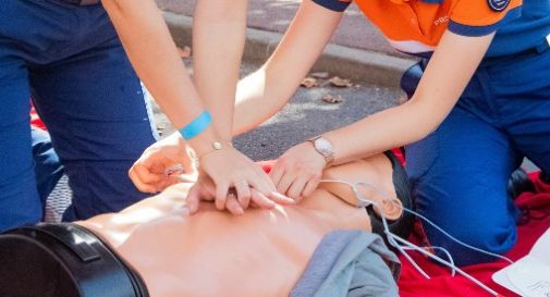 Treviso, malore improvviso sotto i portici: passanti salvano la vita a un uomo