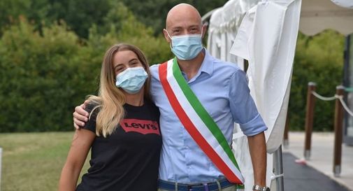 Il sindaco Paolo Galeano con la giovane nuotatrice Anna Porcari