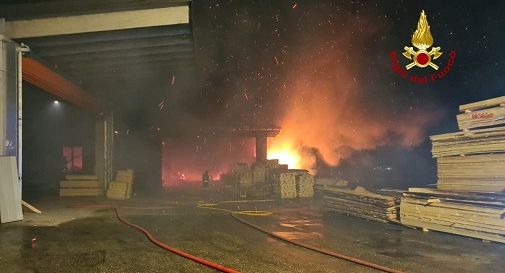 Rogo in falegnameria, vigili del fuoco al lavoro da stanotte 