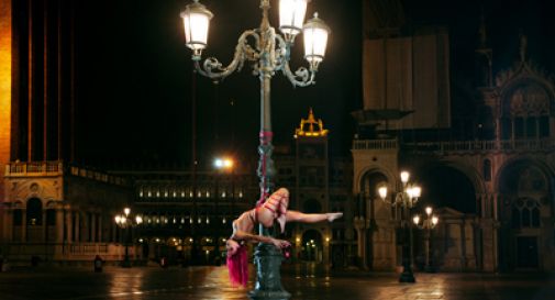 Nuda, legata a un lampione di piazza S. Marco