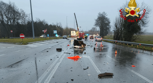 Tragedia sulla Triestina: scontro frontale tra auto e camion, muore un uomo