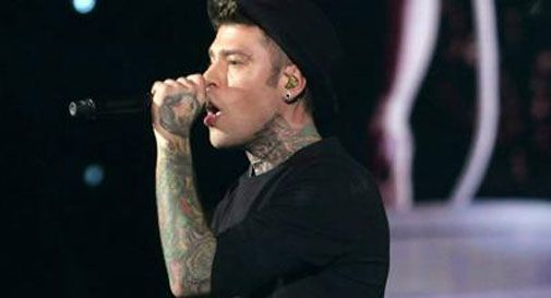 Fedez preso a pugni finisce all'ospedale