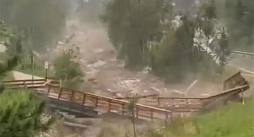 ponte abbattuto dal fiume