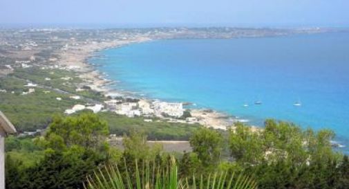 Un razzo dallo yacht e Formentera va a fuoco, rivolta contro gli italiani sull'isola