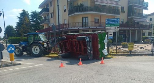 Rimorchio d'uva si rovescia in rotatoria a Fossalta di Chiarano