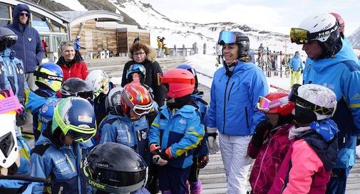 Deborah Compagnoni con piccoli atleti