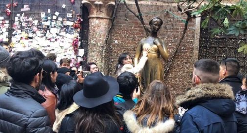 Troppe carezze degli innamorati, 'bucata' la statua di Giulietta 