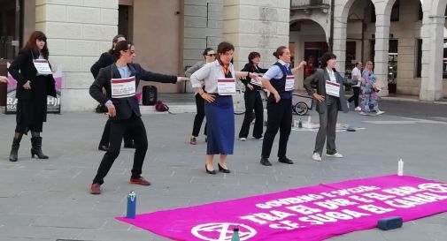 Treviso, prima ballano, poi si sdraiano e si fingono morti