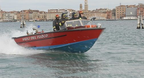 Fiamme in un appartamento a Venezia, incendio subito domato 