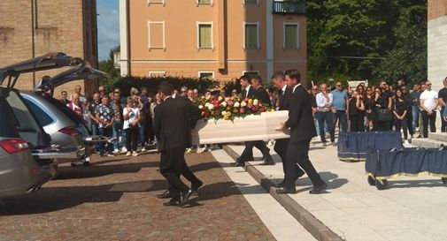 Cordoglio e lacrime per l'ultimo saluto a Manola e Massimo