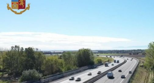 In corsia di emergenza per saltare la fila, stretta contro i furbetti del volante