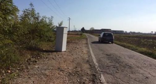 Pavia, gettano frigo a bordo strada e il traffico va in tilt pensando a un autovelox