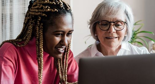 ragazza e anziana al pc