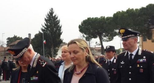 Il Generale Comandante dell'Arma  inaugura la caserma. 