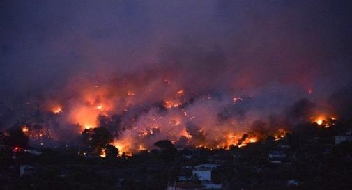 Grecia, maxi incendio a nord di Atene: evacuata città di Maratona