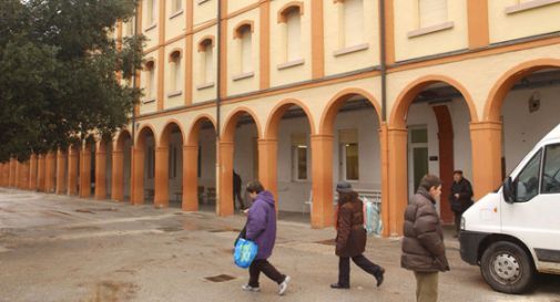 A casa sei addetti alle cucine