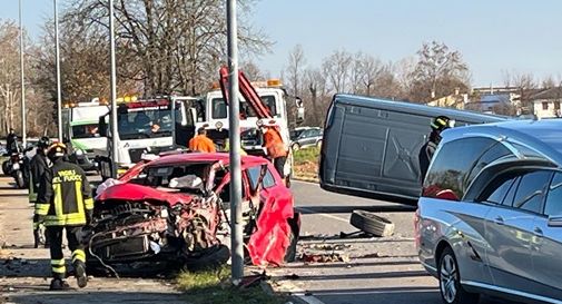 Mortale a Riese: scontro tra una Toyota Yaris e un furgone Amazon 