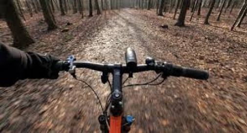 Valdobbiadene, cade dalla mountain bike e si ferisce: scattano i soccorsi