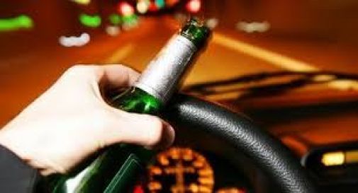 Ubriaco al volante, finisce nel fosso: patente ritirata