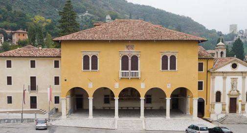 Apre il museo e la piazza si illumina