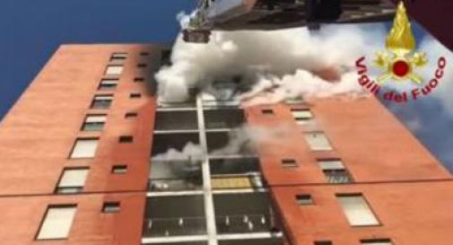 Palazzo in fiamme, gravissimo un 13enne