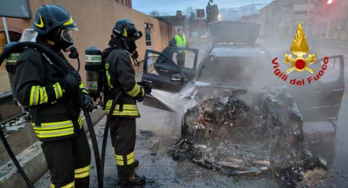 Sente che qualcosa non va, auto a fuoco