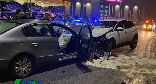 In auto contromano sulla rotatoria, morto dopo lo scontro frontale 