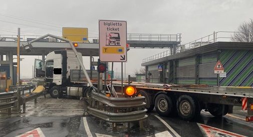 Camion danneggia il casello dell'A4: 