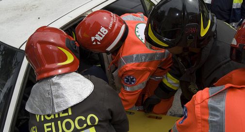 Bibione, sbaglia uscita alla rotatoria: muore papà 30enne, gravi figlia e moglie