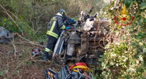 Brutto incidente, perde il controllo dell'auto e finisce fuori strada