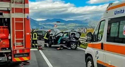 Valsugana bloccata per un incidente tra due auto e una moto: nove i feriti