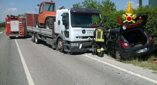 Fermano un auto scarcassata a Vedelago. La scoperta sconcertante quando  aprono il cruscotto, Oggi Treviso, News