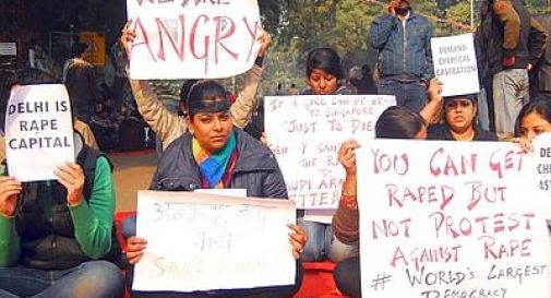 India, 16enne violentata dal vicino di casa: tenta di togliersi la vita dandosi fuoco 