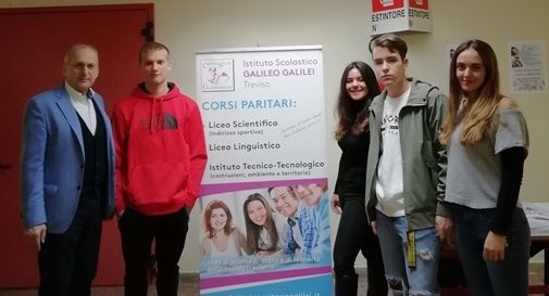 Studenti del Galilei nella nuova sede ad Olmi