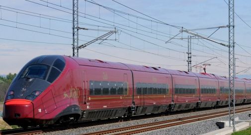 Si uccide gettandosi sotto un treno, cancellati 12 regionali e due deviati