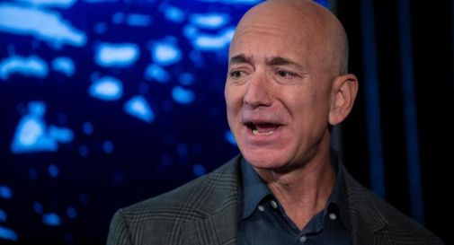 Bezos lascia Amazon e va nello spazio