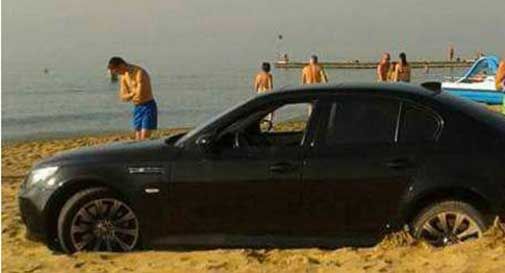 Jesolo, vanno in spiaggia con l'auto e perdono le chiavi